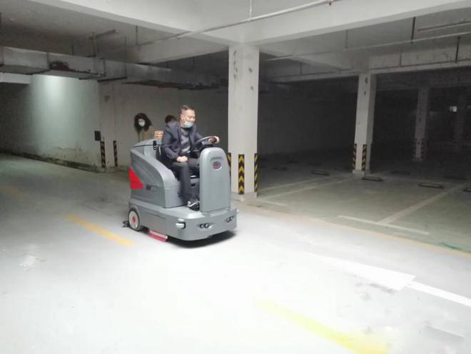 泰州小区物业保洁不用人力改用驾驶式洗地机了